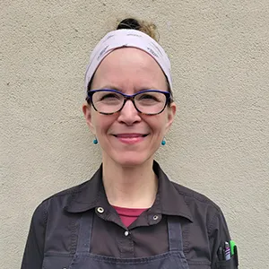 Photo de Myriam, propriétaire de Mme Liste, portrait professionnel d'une femme d'affaires confiante, pas de forme humaine