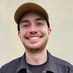 Photo de Julien, l'artiste, portrait créatif dans un studio d'art, pas de forme humaine
