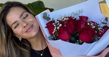 Ambar Flores detrás del ramo viral de La China