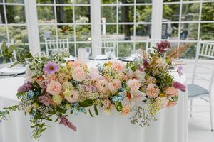 Pastelowa kompozycja na stole Pary Młodej. Lekka, naturalna florystyka ślubna.