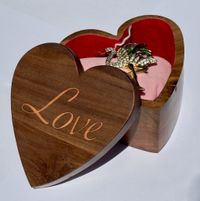 Ecrin à bijoux personnalisé, cadeau de Saint-Valentin. Sevy Créations Bois, Artisanat suisse