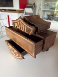 Boite en noyer massif, création sur demande pour un anniversaire. Sevy Créations Bois, artisanat suisse