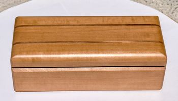 Coffret en cerisier avec une charnière en bois. Sevy Créations Bois, Artisanat suisse