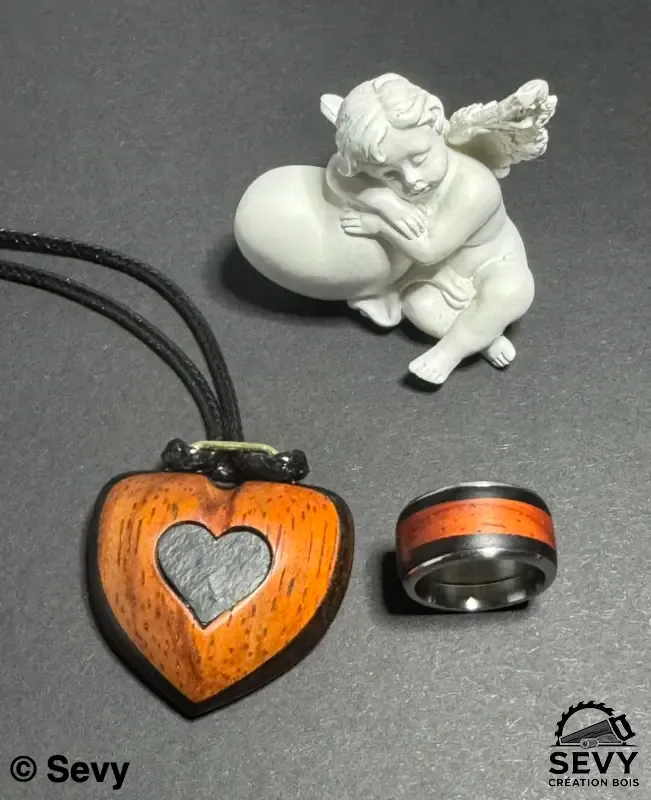 Pendentif et bague en bois et résine