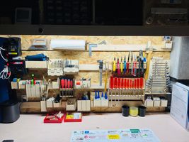 Découpe laser pour fabriquer des supports d'outils. Sevy Créations Bois, Artisanat suisse