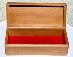 Coffret en cerisier avec une charnière en bois. Sevy Créations Bois, Artisanat suisse