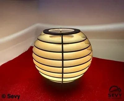 Lampe sphère en bois allumée