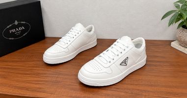 <p>Prada Downtown Leather vs Nappa vs Re-Nylon: Which Version Should You Choose?</p>