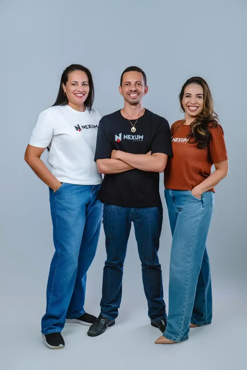 Os três irmãos fundadores da Nexum Jeans
