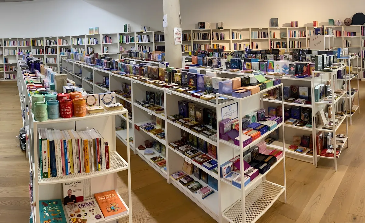 Rayon oracles et tarots dans la boutique Bougie Rouge à Romont