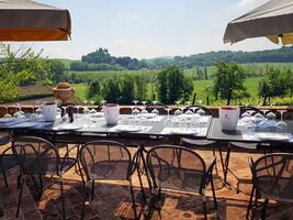 Dicono di noi... "We had such a lovely, relaxed tasting in the shade by the pool. Our host was excellent and quickly accommodated our last minute request for a casual tasting after a day trip to Siena". - Brooke Olsen