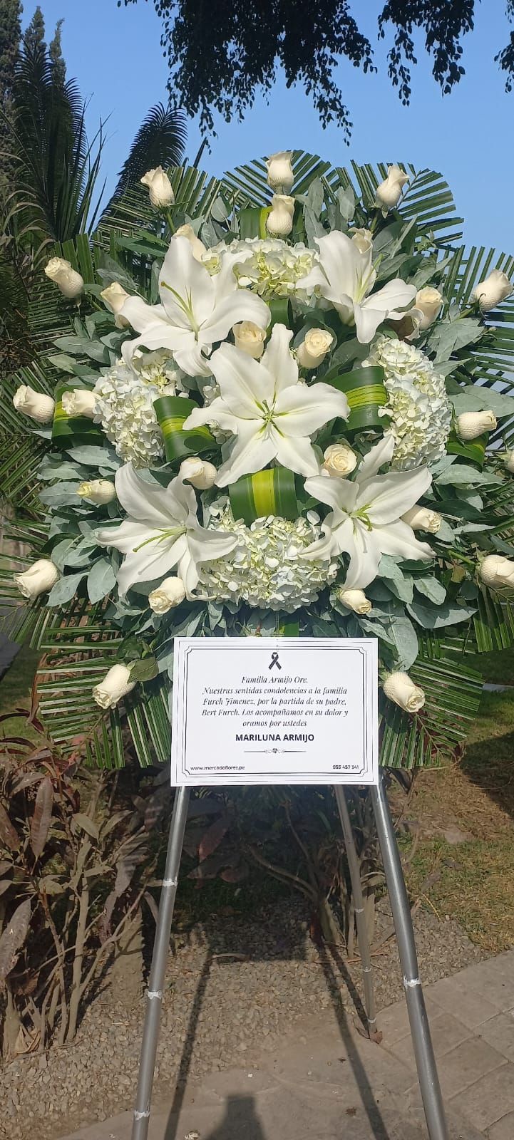 Corona fúnebre de rosas blancas, hortensias y lirios de MERCADO FLORES, entregada en Campo Fe - Huachipa