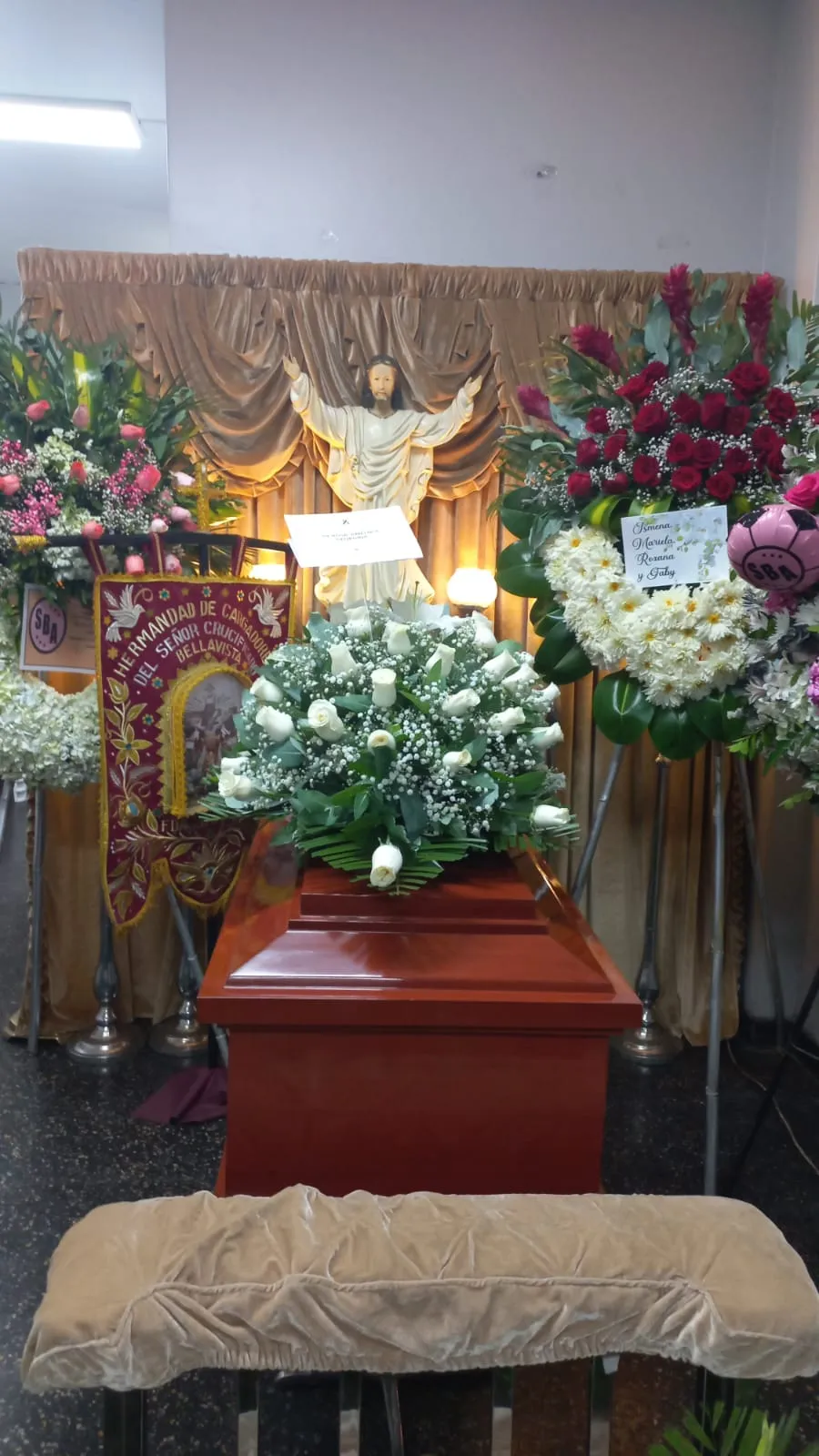 Manto fúnebre de rosas blancas, lirios y gypsophila de MERCADO FLORES, entregado en Callao