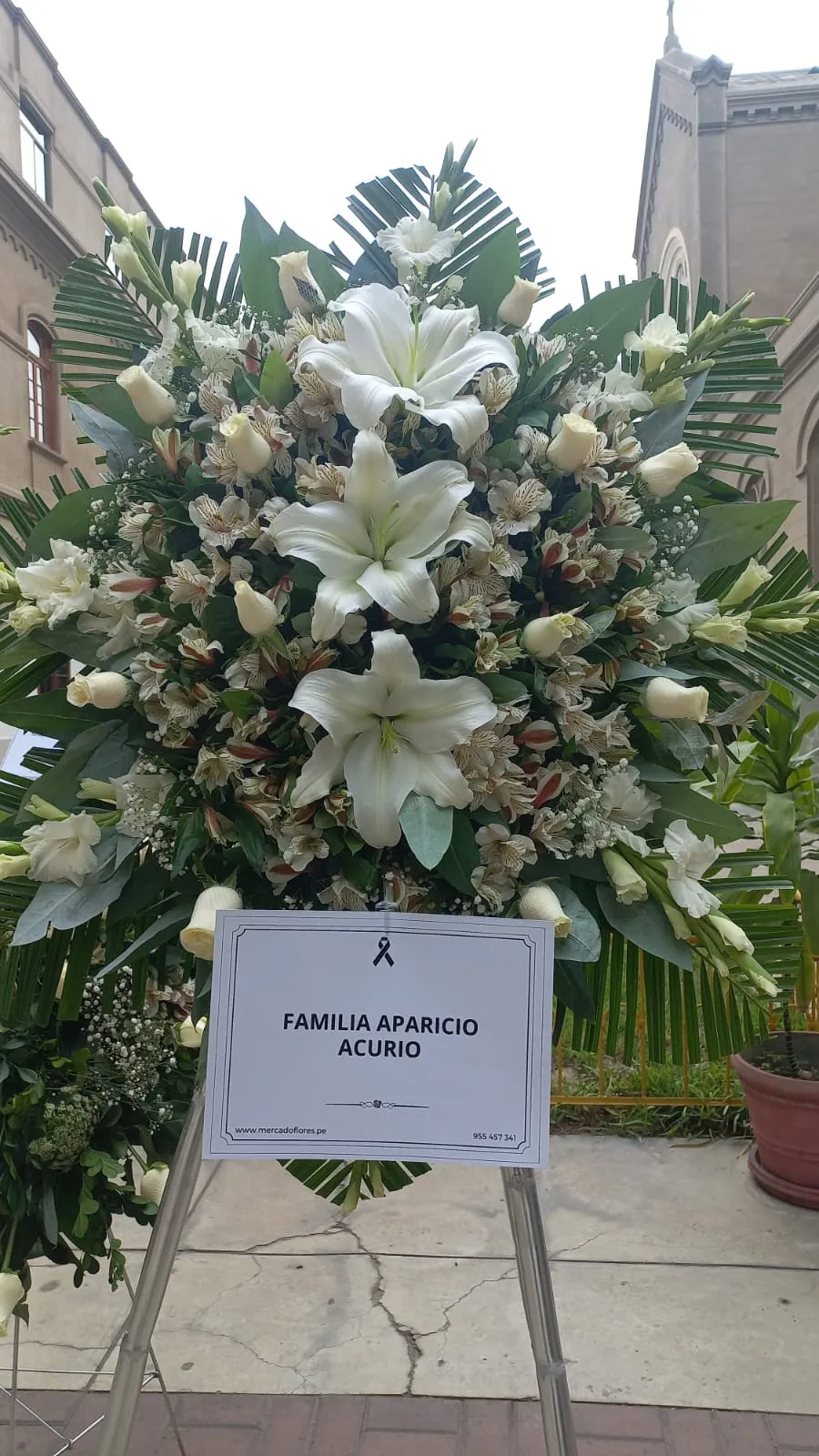 Corona fúnebre de lirios y rosas de luto de MERCADO FLORES, entregada en San Isidro, Lima