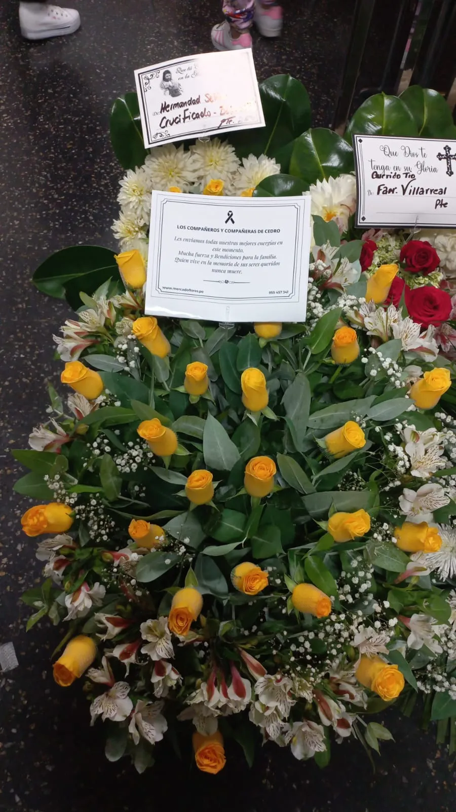 Lágrima fúnebre de rosas amarillas y astromelias de MERCADO FLORES, entregada en Callao