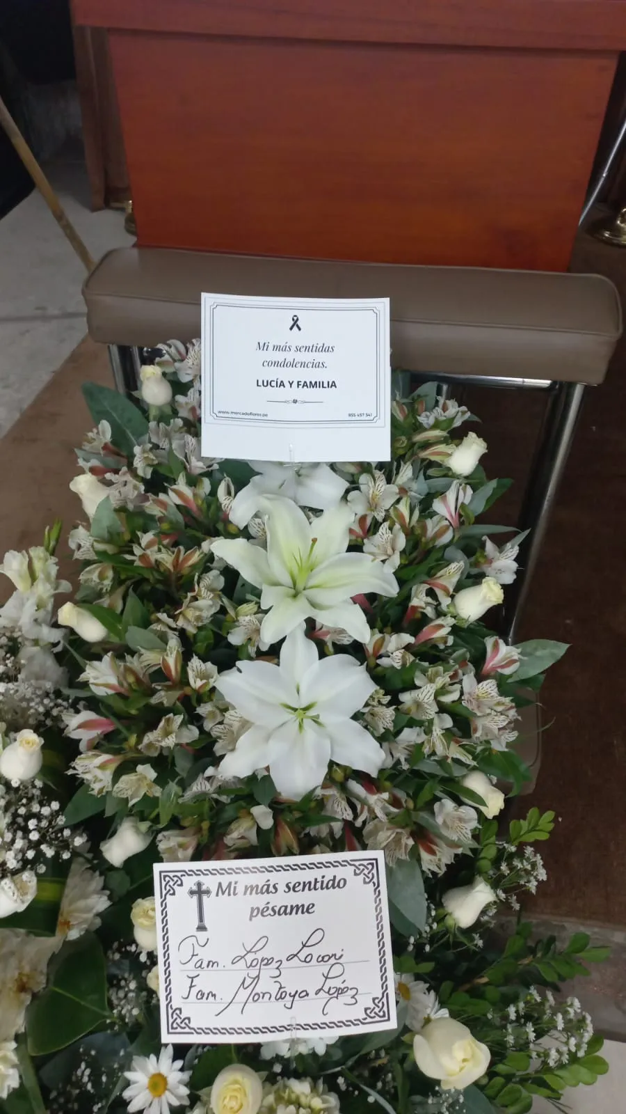 Lágrima fúnebre de lirios y rosas de MERCADO FLORES, entregada en Cercado de Lima