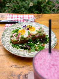 Disponible dès 9h, notre avocado toast allie pain de campagne grillé, avocat frais, assaisonnement maison et toppings savoureux. Un petit-déjeuner sain et gourmand, parfait pour bien commencer la journée.