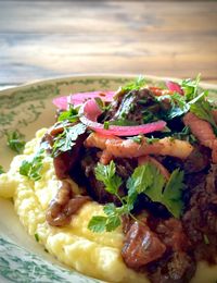 Succombez à notre brownie breton, au chocolat fondant et au beurre demi-sel, un dessert généreux et réconfortant, idéal pour accompagner un café de spécialité ou un thé glacé.
